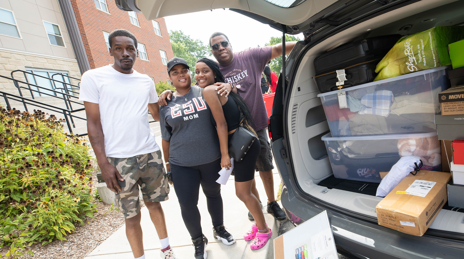 Parents helping student move into dorm