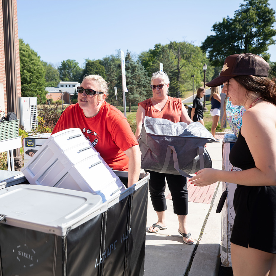 Parents helping students move into dorms